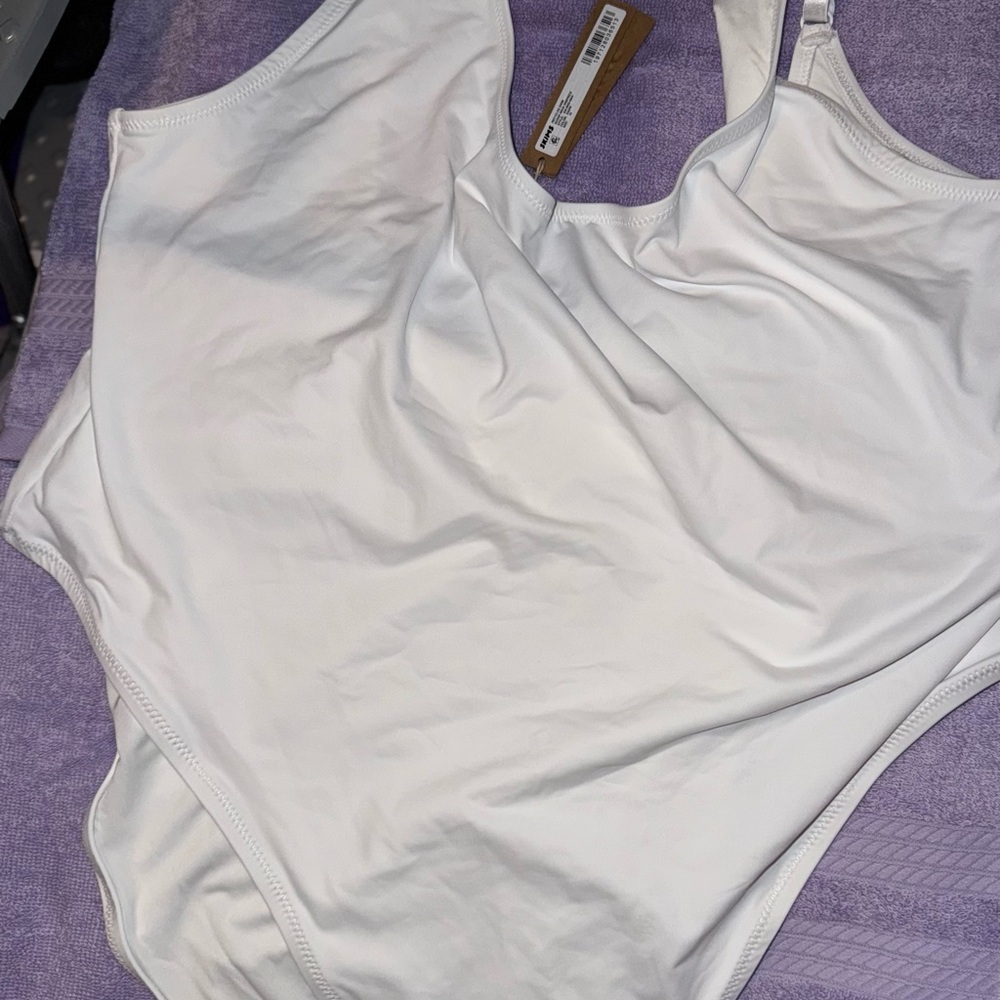 SKIMS SIGNATURE SWIM SCOOP NECK ONE PIECE | SNOW